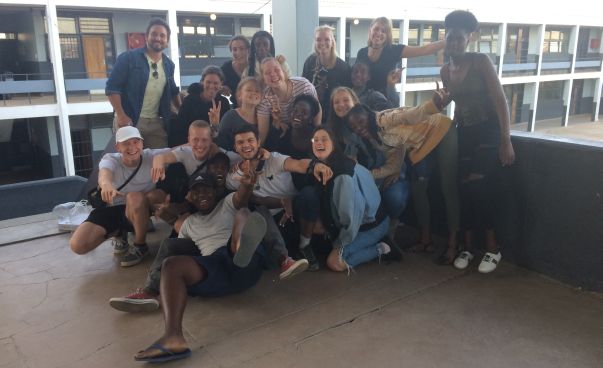 Die Teilnehmenden der ENSA Begegnungsreise zwischen der Oberschule am Leibnizplatz und des Augustineum Secondary School Windhoek stehem für ein Gruppenfoto zusammen.