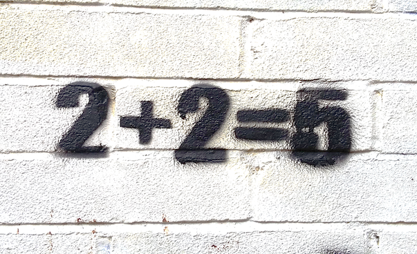 Auf dem Bild ist eine Rechenaufgabe zu sehen: 2+2=5.
