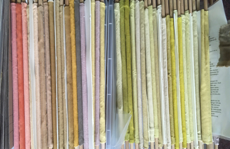 Übereinandergestapelt liegen gefärbte Stoffe, die ein Färberegister bilden