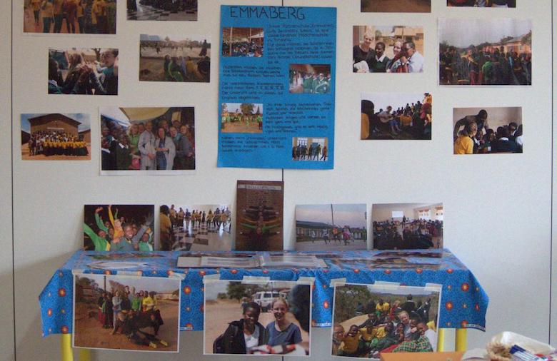 Ein Plakat mit Fotos von dem letzten Besuch des Kurt-Huber-Gymnasiums in Tansania.