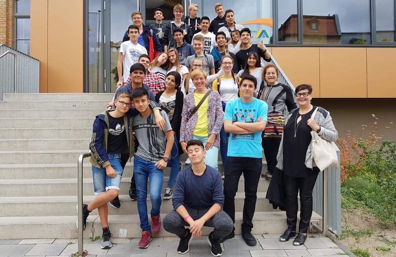 Ein Gruppenfoto von der deutschen und der argentinischen Partnerschule in Halle.